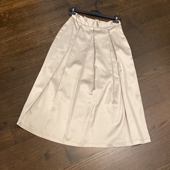 Italian-made pleated skirt in a gold tone - Picture 2 of 5